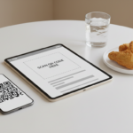 Tablet und Smartphone mit QR-Code, daneben Hähnchen-Nuggets.