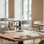 Leeres Restaurant mit gedeckten Tischen und Gläsern.