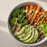 Bunte Gemüse-Bowl mit Avocado, Brokkoli und Quinoa