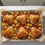 Ofenbackene Hähnchenkeulen mit Paprika, Kartoffeln und Zwiebeln