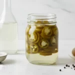 Glas eingelegter Oliven in Salzlake mit Knoblauch.