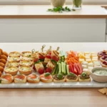 Große Vorspeisenplatte mit Käse, Gemüse und Canapés